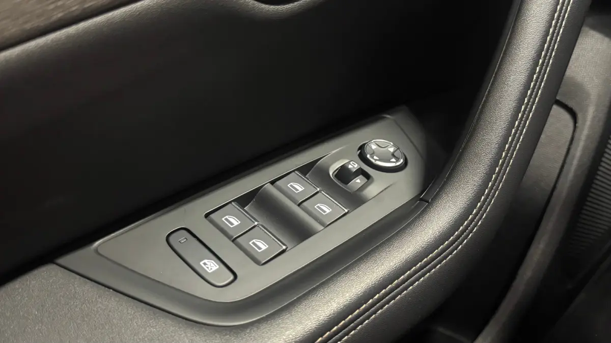 1.6 HYBRID 225PK GT PACK AUTOMAAT / NAVI / LEDER / CLIMA / PDC / 18" LMV / CAMERA / KEYLESS / PANO. DAK  / I-COCKPIT / FULL-LED / WINTERPAKKET / FOCAL AUDIO / ADAPT. CRUISECONTROL / FULL-OPT