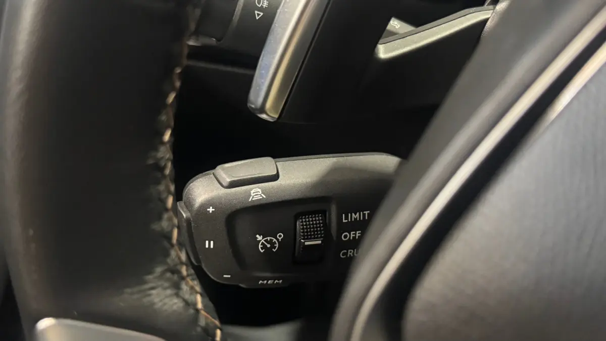 1.6 HYBRID 225PK GT PACK AUTOMAAT / NAVI / LEDER / CLIMA / PDC / 18" LMV / CAMERA / KEYLESS / PANO. DAK  / I-COCKPIT / FULL-LED / WINTERPAKKET / FOCAL AUDIO / ADAPT. CRUISECONTROL / FULL-OPT