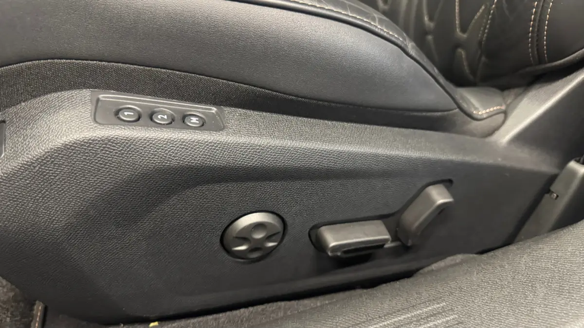 1.6 HYBRID 225PK GT PACK AUTOMAAT / NAVI / LEDER / CLIMA / PDC / 18" LMV / CAMERA / KEYLESS / PANO. DAK / I-COCKPIT / FULL-LED / WINTERPAKKET / FOCAL AUDIO / ADAPT. CRUISECONTROL / FULL-OPTI