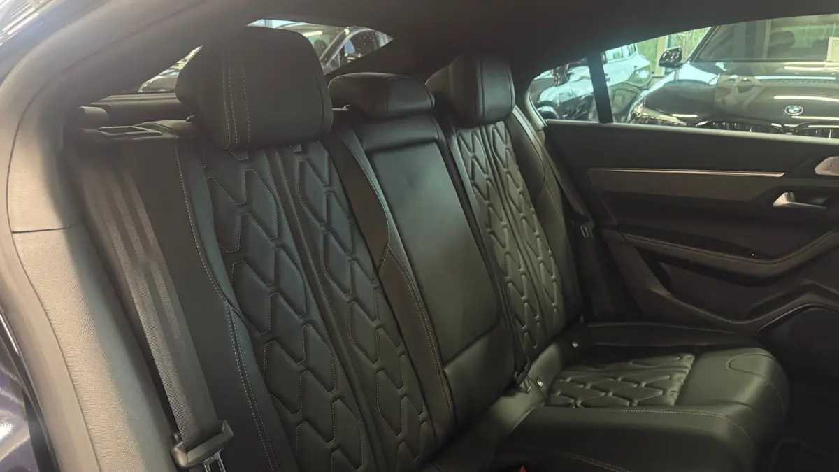 1.6 HYBRID 225PK GT PACK AUTOMAAT / NAVI / LEDER / CLIMA / PDC / 18" LMV / CAMERA / KEYLESS / PANO. DAK / I-COCKPIT / FULL-LED / WINTERPAKKET / FOCAL AUDIO / ADAPT. CRUISECONTROL / FULL-OPTI