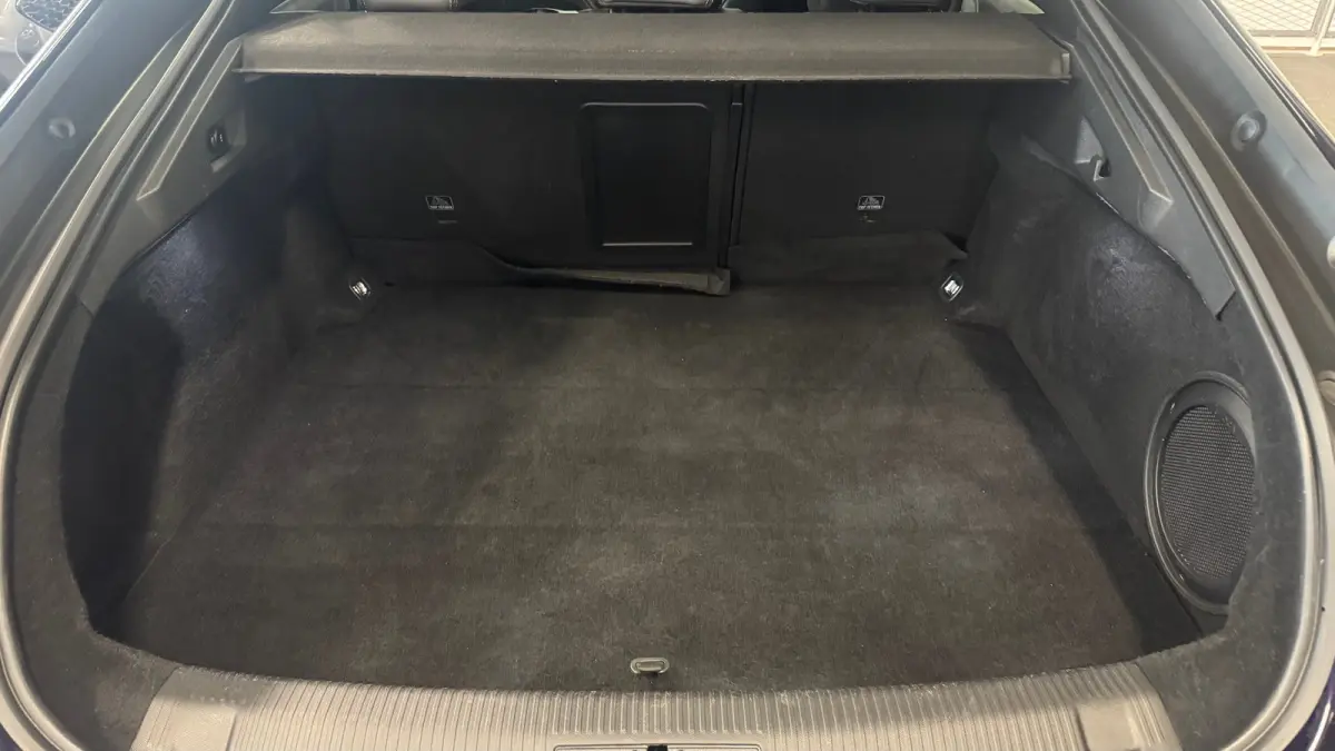 1.6 HYBRID 225PK GT PACK AUTOMAAT / NAVI / LEDER / CLIMA / PDC / 18" LMV / CAMERA / KEYLESS / PANO. DAK / I-COCKPIT / FULL-LED / WINTERPAKKET / FOCAL AUDIO / ADAPT. CRUISECONTROL / FULL-OPTI