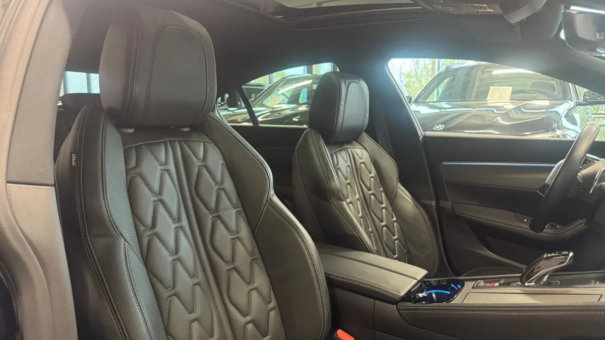 1.6 HYBRID 225PK GT PACK AUTOMAAT / NAVI / LEDER / CLIMA / PDC / 18" LMV / CAMERA / KEYLESS / PANO. DAK / I-COCKPIT / FULL-LED / WINTERPAKKET / FOCAL AUDIO / ADAPT. CRUISECONTROL / FULL-OPTI