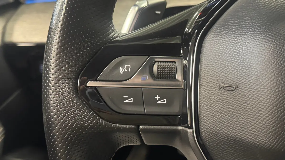 1.6 HYBRID 225PK GT PACK AUTOMAAT / NAVI / LEDER / CLIMA / PDC / 18" LMV / CAMERA / KEYLESS / PANO. DAK / I-COCKPIT / FULL-LED / WINTERPAKKET / FOCAL AUDIO / ADAPT. CRUISECONTROL / FULL-OPTI