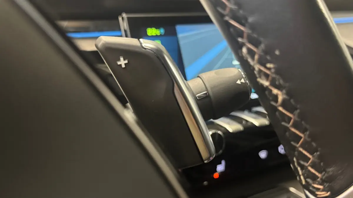 1.6 HYBRID 225PK GT PACK AUTOMAAT / NAVI / LEDER / CLIMA / PDC / 18" LMV / CAMERA / KEYLESS / PANO. DAK / I-COCKPIT / FULL-LED / WINTERPAKKET / FOCAL AUDIO / ADAPT. CRUISECONTROL / FULL-OPTI