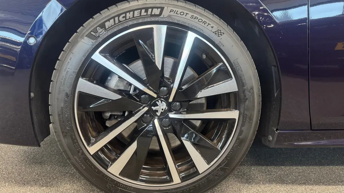 1.6 HYBRID 225PK GT PACK AUTOMAAT / NAVI / LEDER / CLIMA / PDC / 18" LMV / CAMERA / KEYLESS / PANO. DAK / I-COCKPIT / FULL-LED / WINTERPAKKET / FOCAL AUDIO / ADAPT. CRUISECONTROL / FULL-OPTI