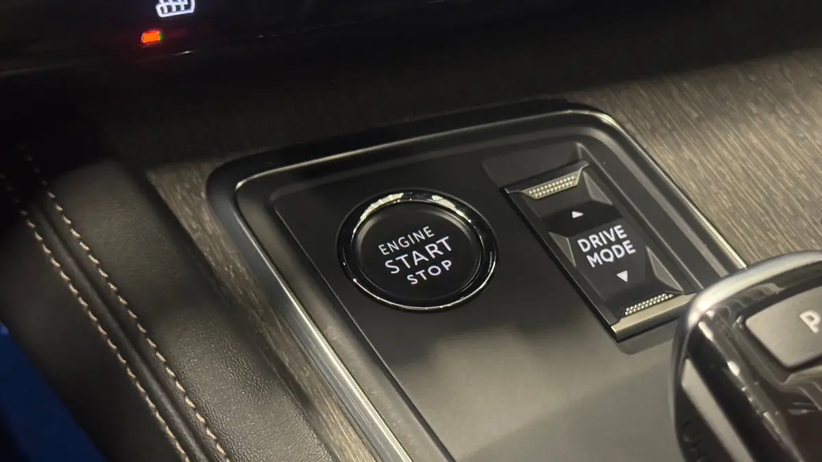 1.6 HYBRID 225PK GT PACK AUTOMAAT / NAVI / LEDER / CLIMA / PDC / 18" LMV / CAMERA / KEYLESS / PANO. DAK / I-COCKPIT / FULL-LED / WINTERPAKKET / FOCAL AUDIO / ADAPT. CRUISECONTROL / FULL-OPTI