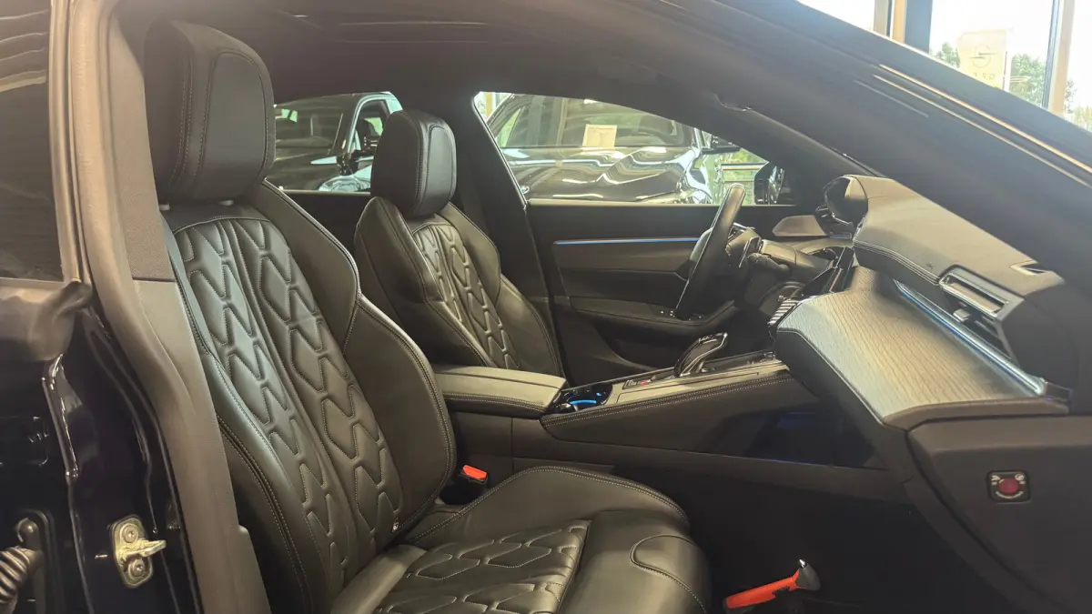 1.6 HYBRID 225PK GT PACK AUTOMAAT / NAVI / LEDER / CLIMA / PDC / 18" LMV / CAMERA / KEYLESS / PANO. DAK / I-COCKPIT / FULL-LED / WINTERPAKKET / FOCAL AUDIO / ADAPT. CRUISECONTROL / FULL-OPTI