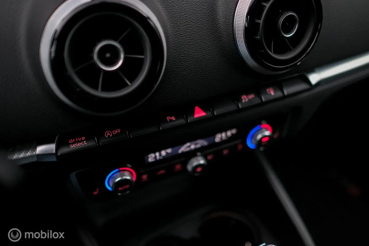 RS3 2.5 TFSI RS3 quattro | Nardo Grey | Miltek | Camera | Schuifdak | Matrixled | Leder | Stoelverwarming |