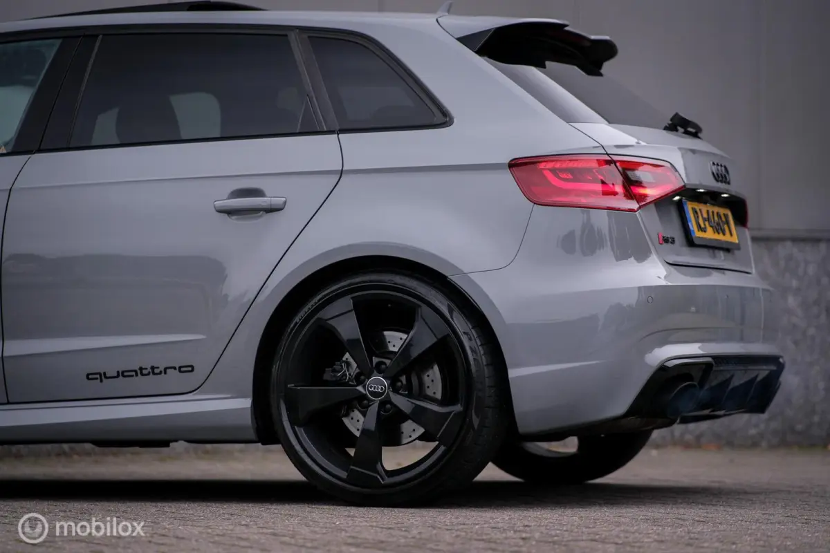 RS3 2.5 TFSI RS3 quattro | Nardo Grey | Miltek | Camera | Schuifdak | Matrixled | Leder | Stoelverwarming |