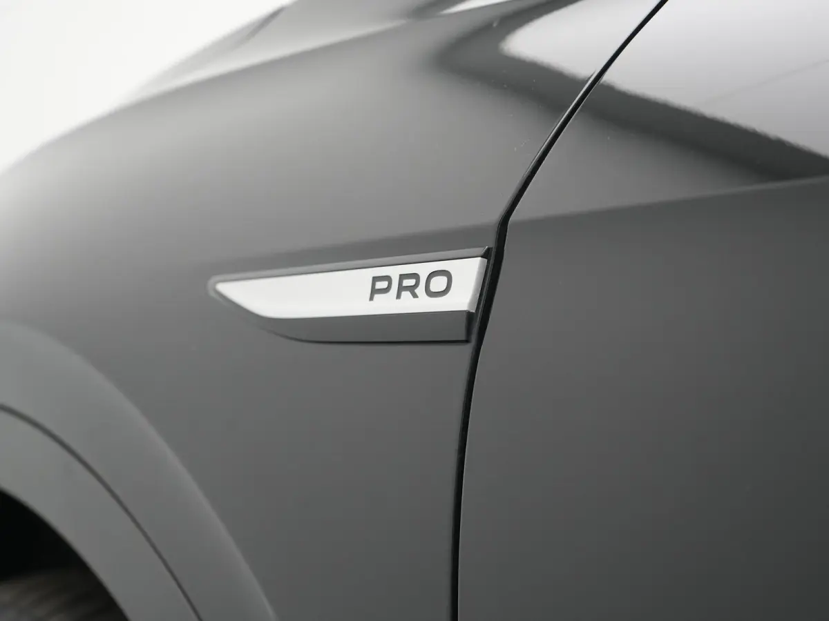 Pro 77 kWh 204pk Dealer O.H | Trekhaak Af Fabriek | Adaptive Cruise | 360 Camera | Sportstoelen & Stuur Verwarmd | Sfeerverlichting | Apple Carplay | Blis | IQ Light | Virtual | Navigatie | 