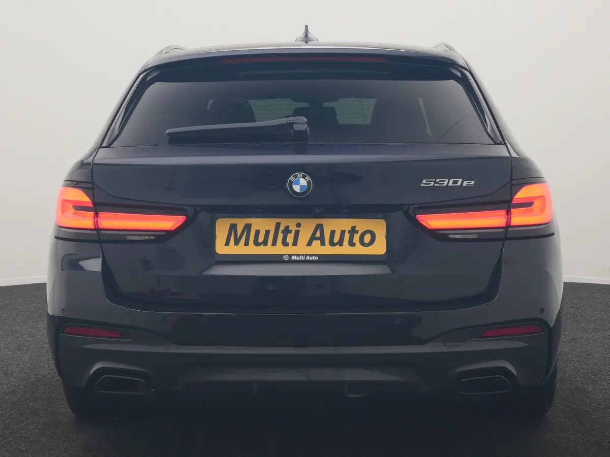 530e M Sport PHEV 293pk Dealer O.H | Trekhaak Af Fabriek | Panodak | Head Up | Soft-Close| 360 Camera | Adaptive Cruise | Laser LED | Lederen Comfortstoelen Memory & Verwarmd | Sfeerverlicht