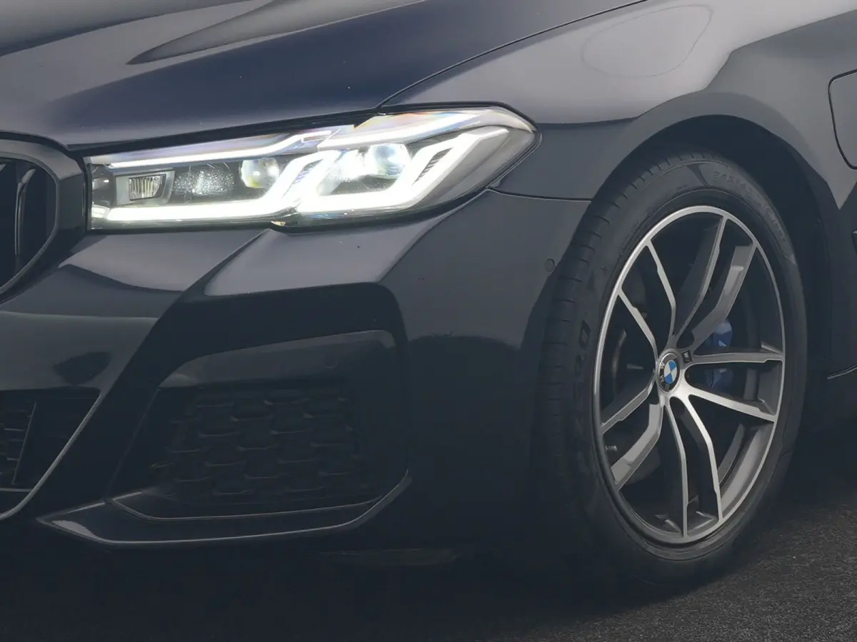 530e M Sport PHEV 293pk Dealer O.H | Trekhaak Af Fabriek | Panodak | Head Up | 360 Camera | Adaptive Cruise | Laser LED | Lederen Comfortstoelen Memory & Verwarmd | Sfeerverlichting | Pilot 
