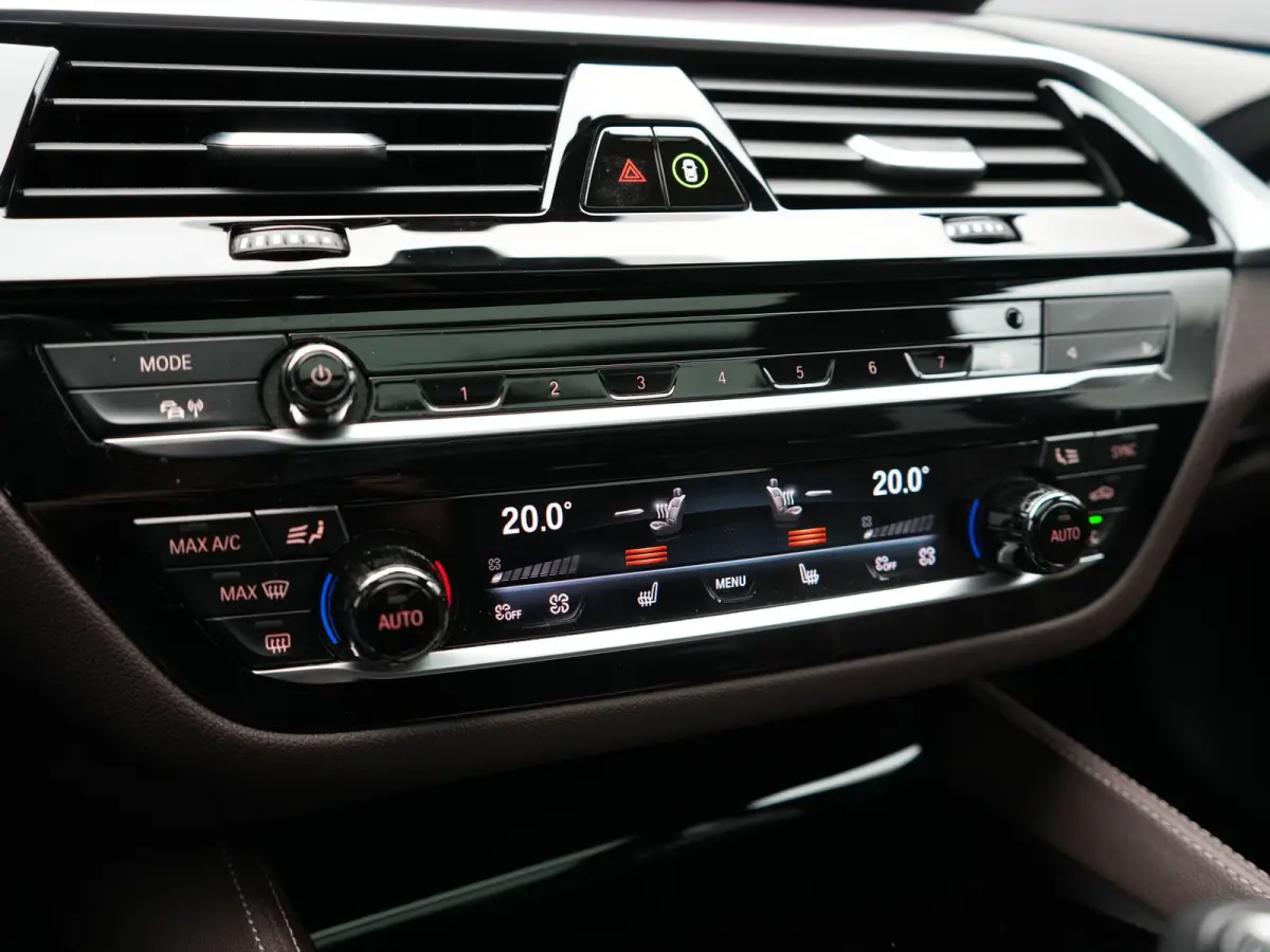 530e M Sport PHEV 293pk Dealer O.H | Trekhaak Af Fabriek | Panodak | Head Up | Soft-Close| 360 Camera | Adaptive Cruise | Laser LED | Lederen Comfortstoelen Memory & Verwarmd | Sfeerverlicht