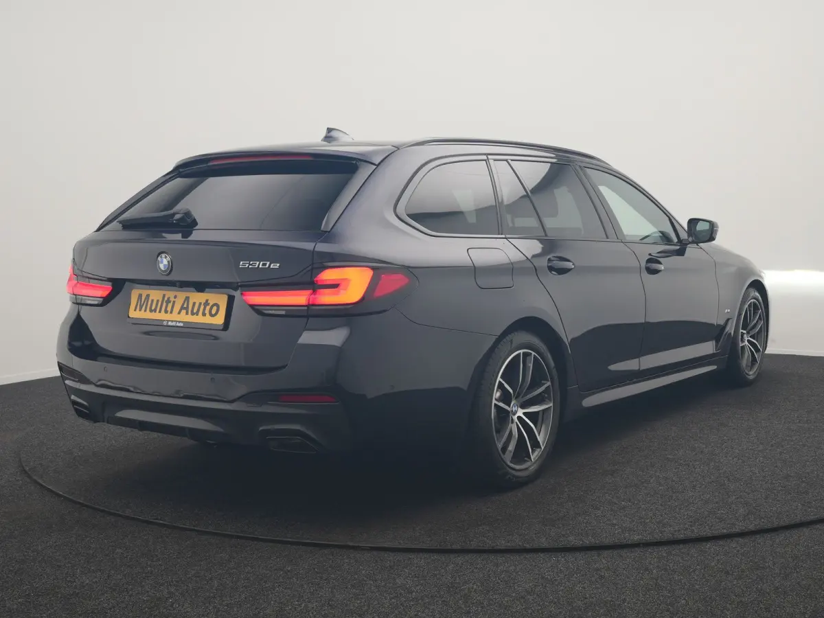 530e M Sport PHEV 293pk Dealer O.H | Trekhaak Af Fabriek | Panodak | Head Up | 360 Camera | Adaptive Cruise | Laser LED | Lederen Comfortstoelen Memory & Verwarmd | Sfeerverlichting | Pilot 