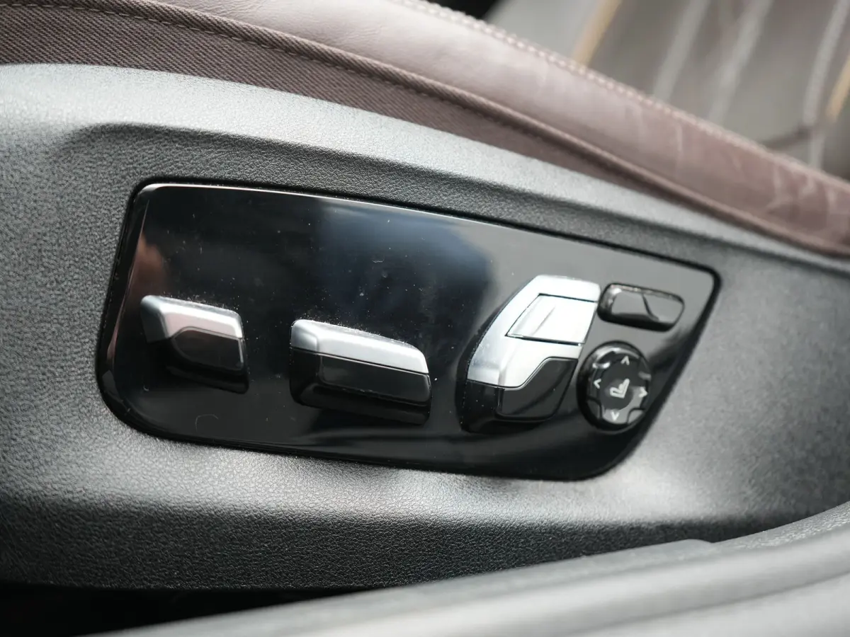 530e M Sport PHEV 293pk Dealer O.H | Trekhaak Af Fabriek | Panodak | Head Up | Soft-Close| 360 Camera | Adaptive Cruise | Laser LED | Lederen Comfortstoelen Memory & Verwarmd | Sfeerverlicht