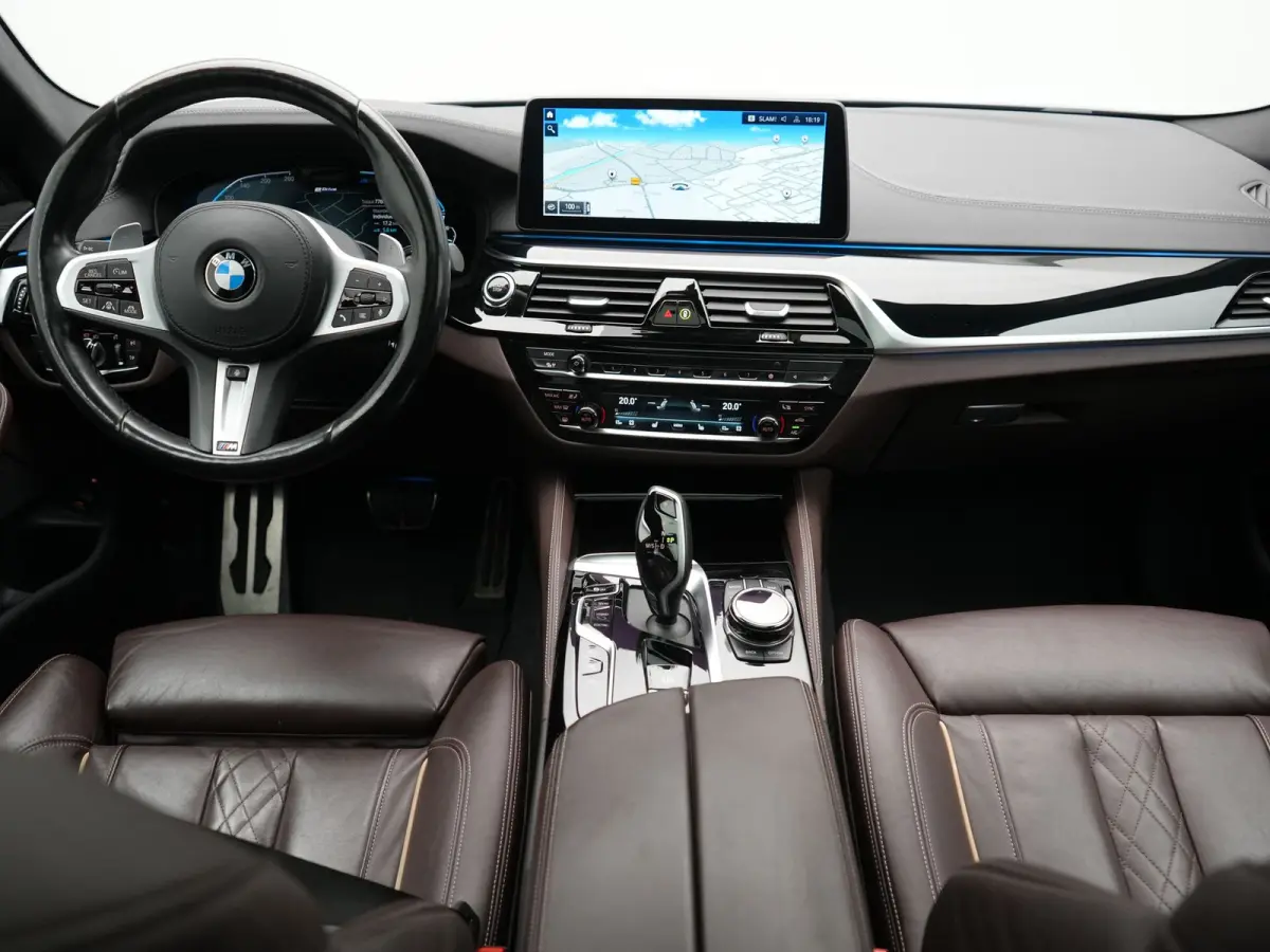 530e M Sport PHEV 293pk Dealer O.H | Trekhaak Af Fabriek | Panodak | Head Up | Soft-Close| 360 Camera | Adaptive Cruise | Laser LED | Lederen Comfortstoelen Memory & Verwarmd | Sfeerverlicht