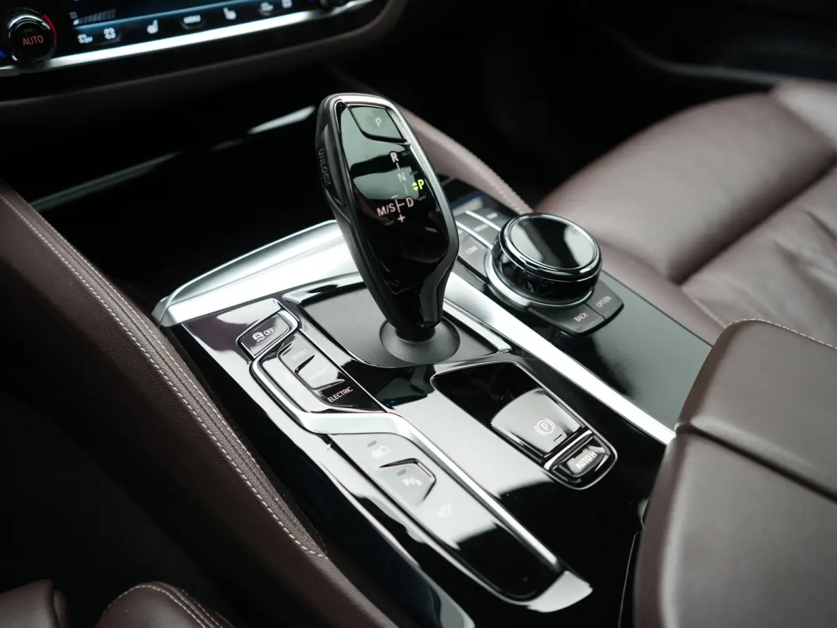 530e M Sport PHEV 293pk Dealer O.H | Trekhaak Af Fabriek | Panodak | Head Up | Soft-Close| 360 Camera | Adaptive Cruise | Laser LED | Lederen Comfortstoelen Memory & Verwarmd | Sfeerverlicht