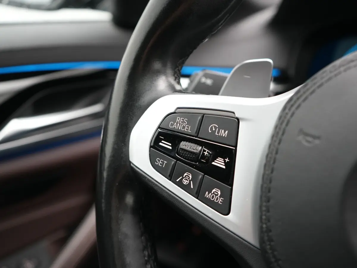 530e M Sport PHEV 293pk Dealer O.H | Trekhaak Af Fabriek | Panodak | Head Up | Soft-Close| 360 Camera | Adaptive Cruise | Laser LED | Lederen Comfortstoelen Memory & Verwarmd | Sfeerverlicht