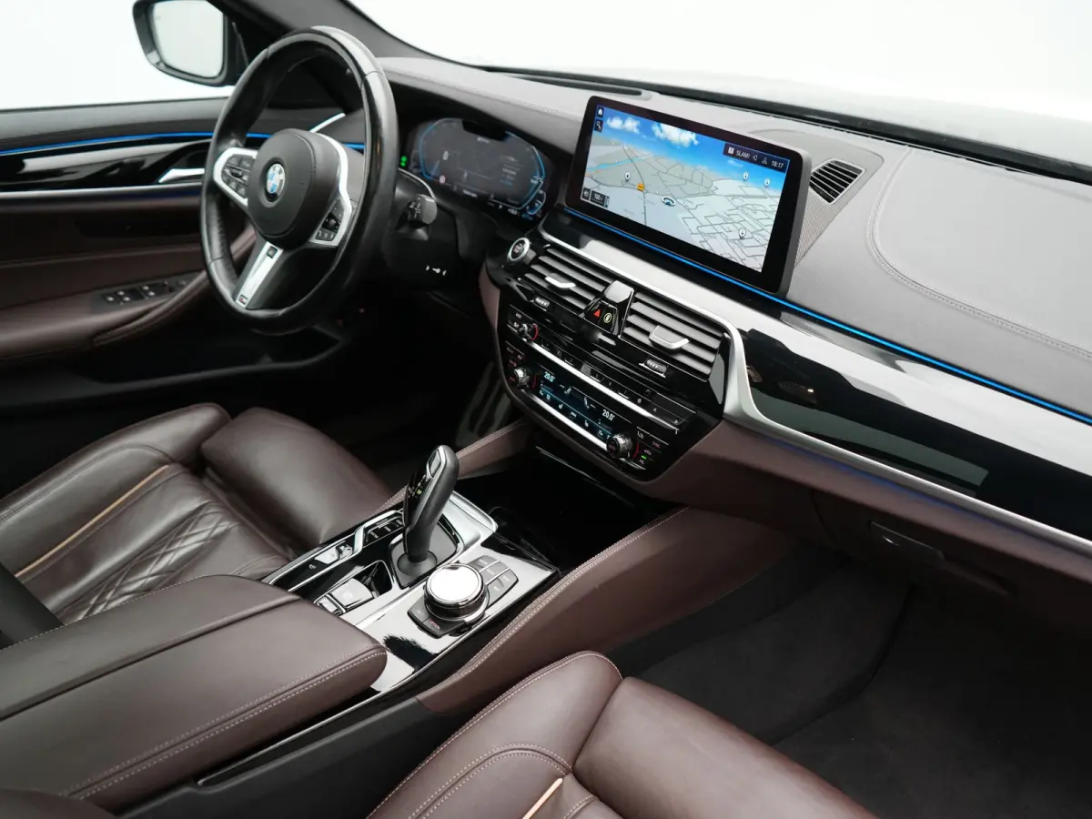 530e M Sport PHEV 293pk Dealer O.H | Trekhaak Af Fabriek | Panodak | Head Up | 360 Camera | Adaptive Cruise | Laser LED | Lederen Comfortstoelen Memory & Verwarmd | Sfeerverlichting | Pilot 