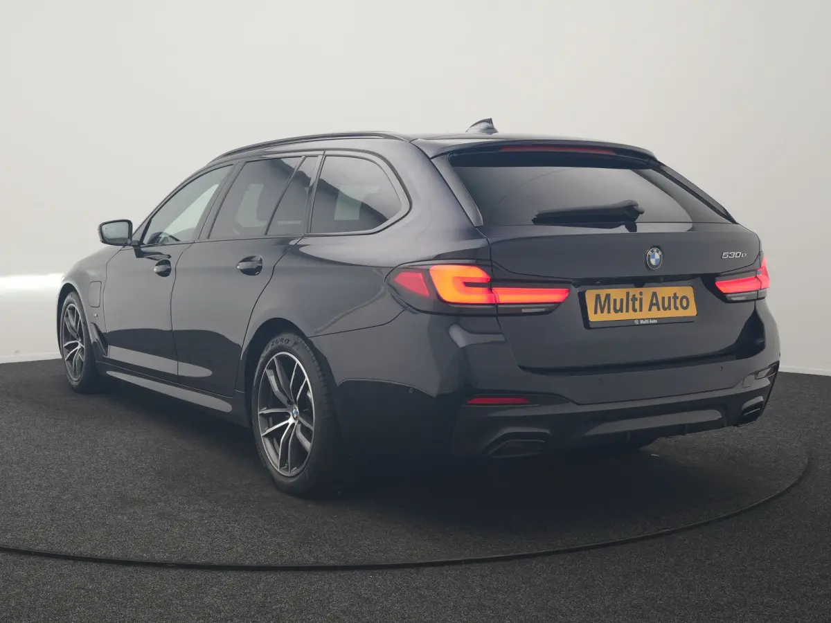 530e M Sport PHEV 293pk Dealer O.H | Trekhaak Af Fabriek | Panodak | Head Up | Soft-Close| 360 Camera | Adaptive Cruise | Laser LED | Lederen Comfortstoelen Memory & Verwarmd | Sfeerverlicht