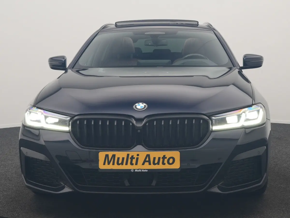 530e M Sport PHEV 293pk Dealer O.H | Trekhaak Af Fabriek | Panodak | Head Up | Soft-Close| 360 Camera | Adaptive Cruise | Laser LED | Lederen Comfortstoelen Memory & Verwarmd | Sfeerverlicht