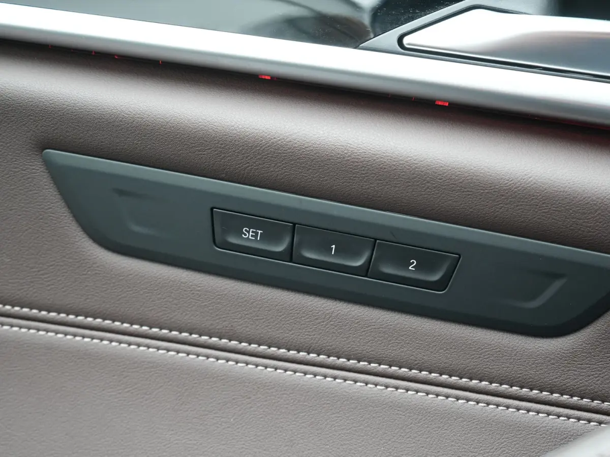 530e M Sport PHEV 293pk Dealer O.H | Trekhaak Af Fabriek | Panodak | Head Up | Soft-Close| 360 Camera | Adaptive Cruise | Laser LED | Lederen Comfortstoelen Memory & Verwarmd | Sfeerverlicht