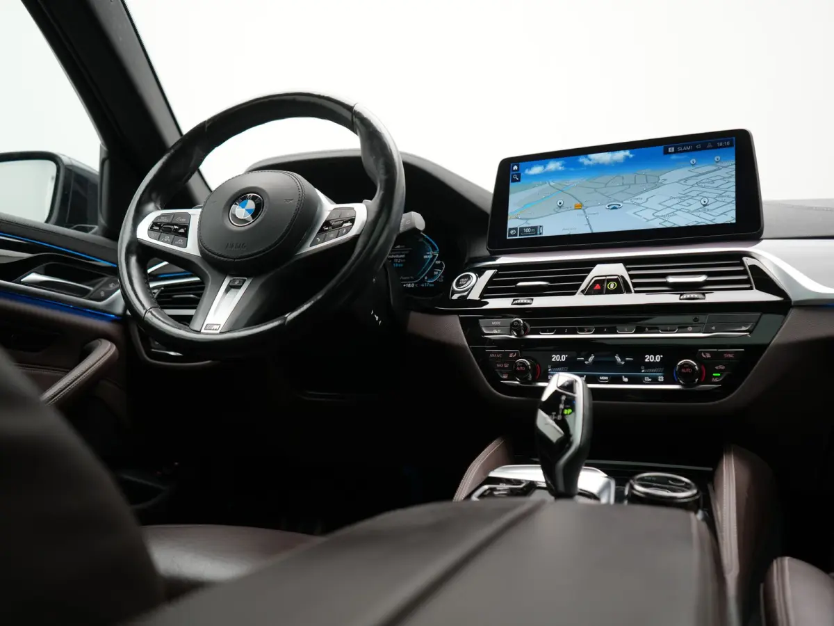 530e M Sport PHEV 293pk Dealer O.H | Trekhaak Af Fabriek | Panodak | Head Up | Soft-Close| 360 Camera | Adaptive Cruise | Laser LED | Lederen Comfortstoelen Memory & Verwarmd | Sfeerverlicht