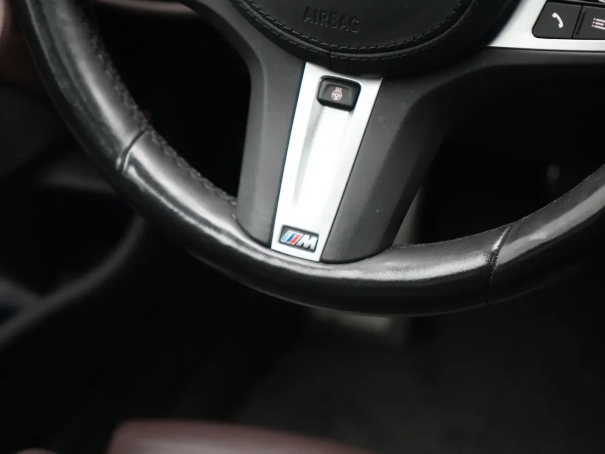 530e M Sport PHEV 293pk Dealer O.H | Trekhaak Af Fabriek | Panodak | Head Up | Soft-Close| 360 Camera | Adaptive Cruise | Laser LED | Lederen Comfortstoelen Memory & Verwarmd | Sfeerverlicht