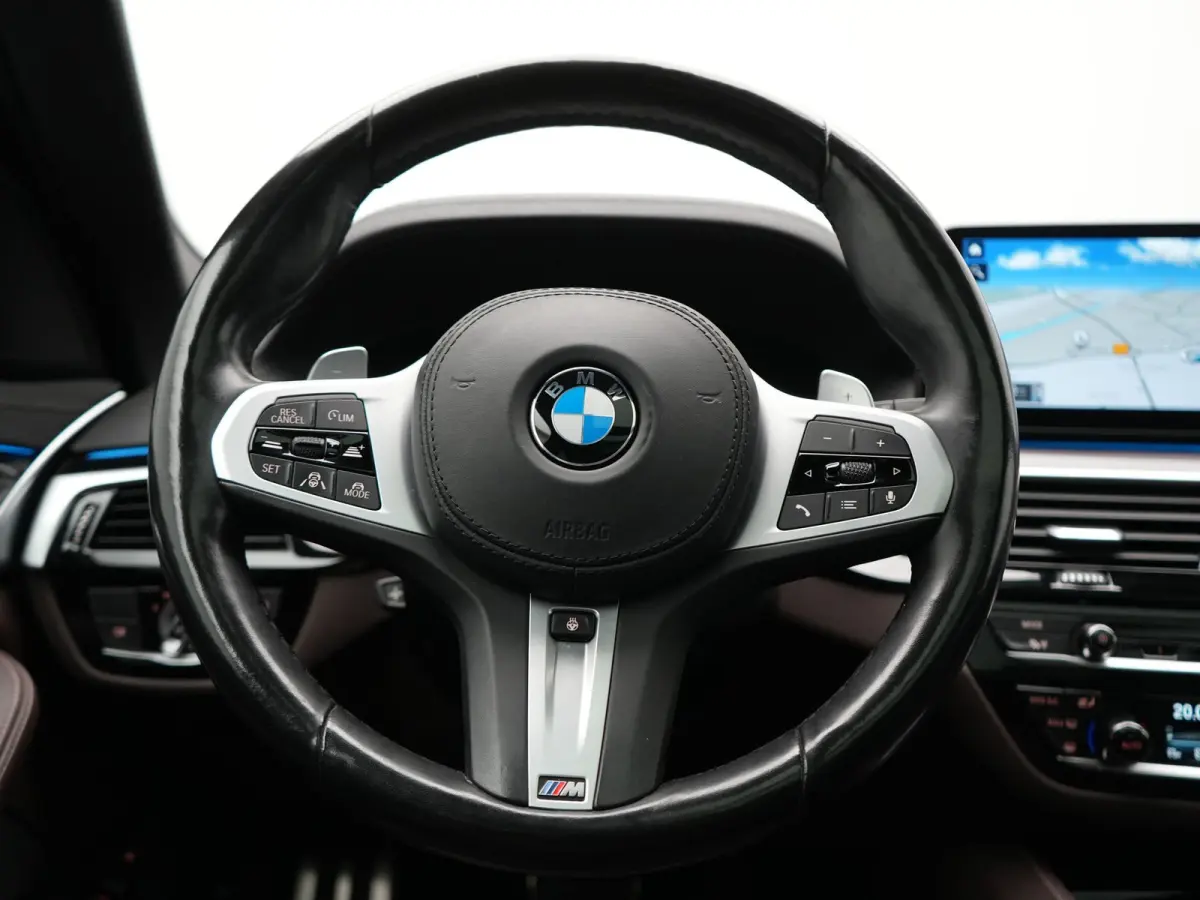 530e M Sport PHEV 293pk Dealer O.H | Trekhaak Af Fabriek | Panodak | Head Up | Soft-Close| 360 Camera | Adaptive Cruise | Laser LED | Lederen Comfortstoelen Memory & Verwarmd | Sfeerverlicht