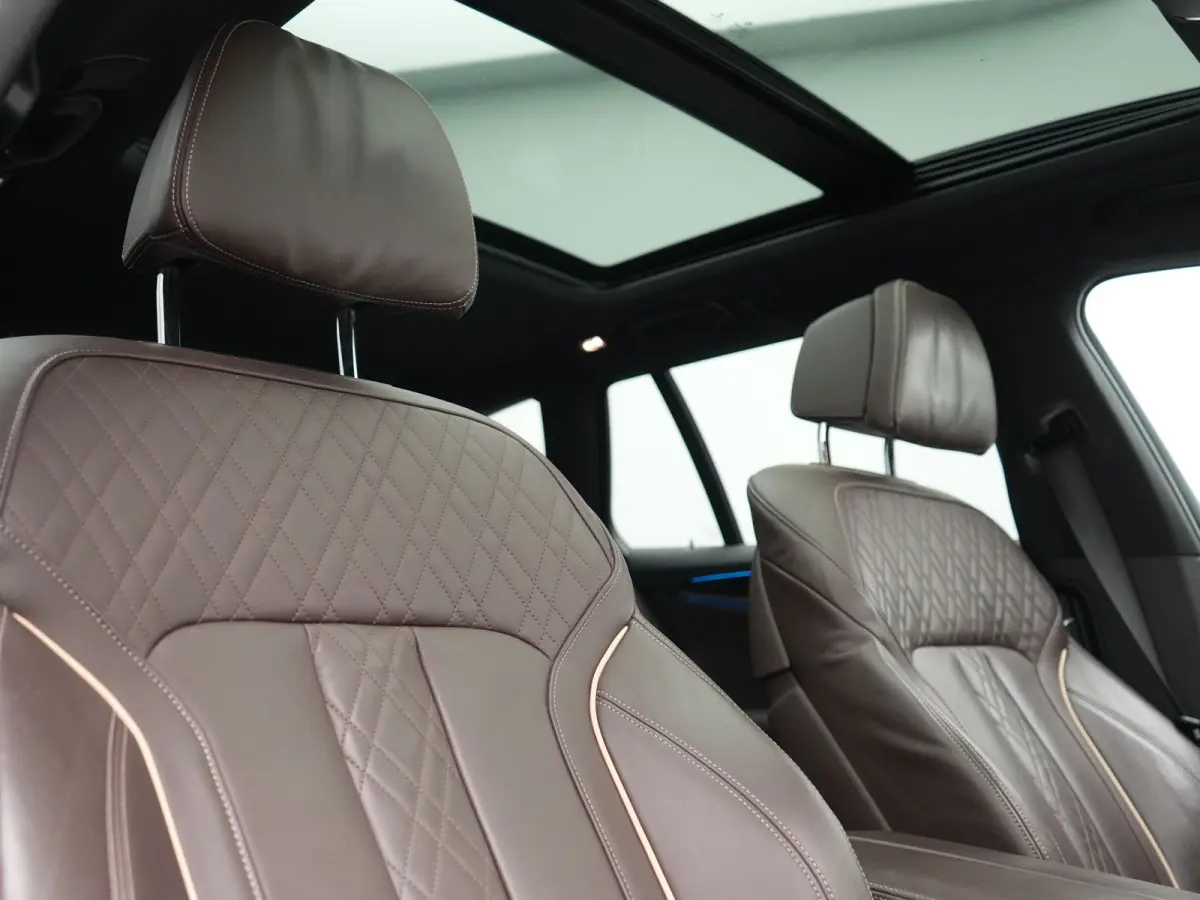 530e M Sport PHEV 293pk Dealer O.H | Trekhaak Af Fabriek | Panodak | Head Up | 360 Camera | Adaptive Cruise | Laser LED | Lederen Comfortstoelen Memory & Verwarmd | Sfeerverlichting | Pilot 