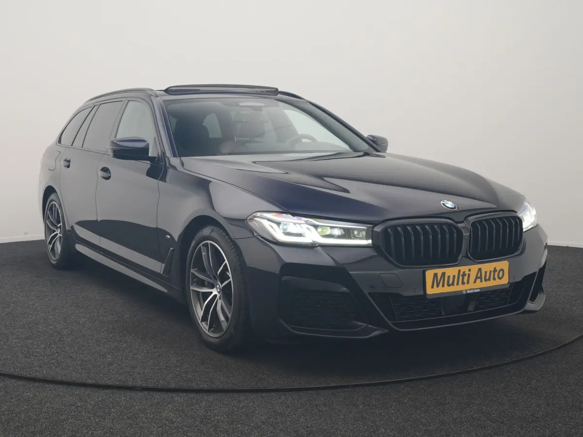 530e M Sport PHEV 293pk Dealer O.H | Trekhaak Af Fabriek | Panodak | Head Up | Soft-Close| 360 Camera | Adaptive Cruise | Laser LED | Lederen Comfortstoelen Memory & Verwarmd | Sfeerverlicht