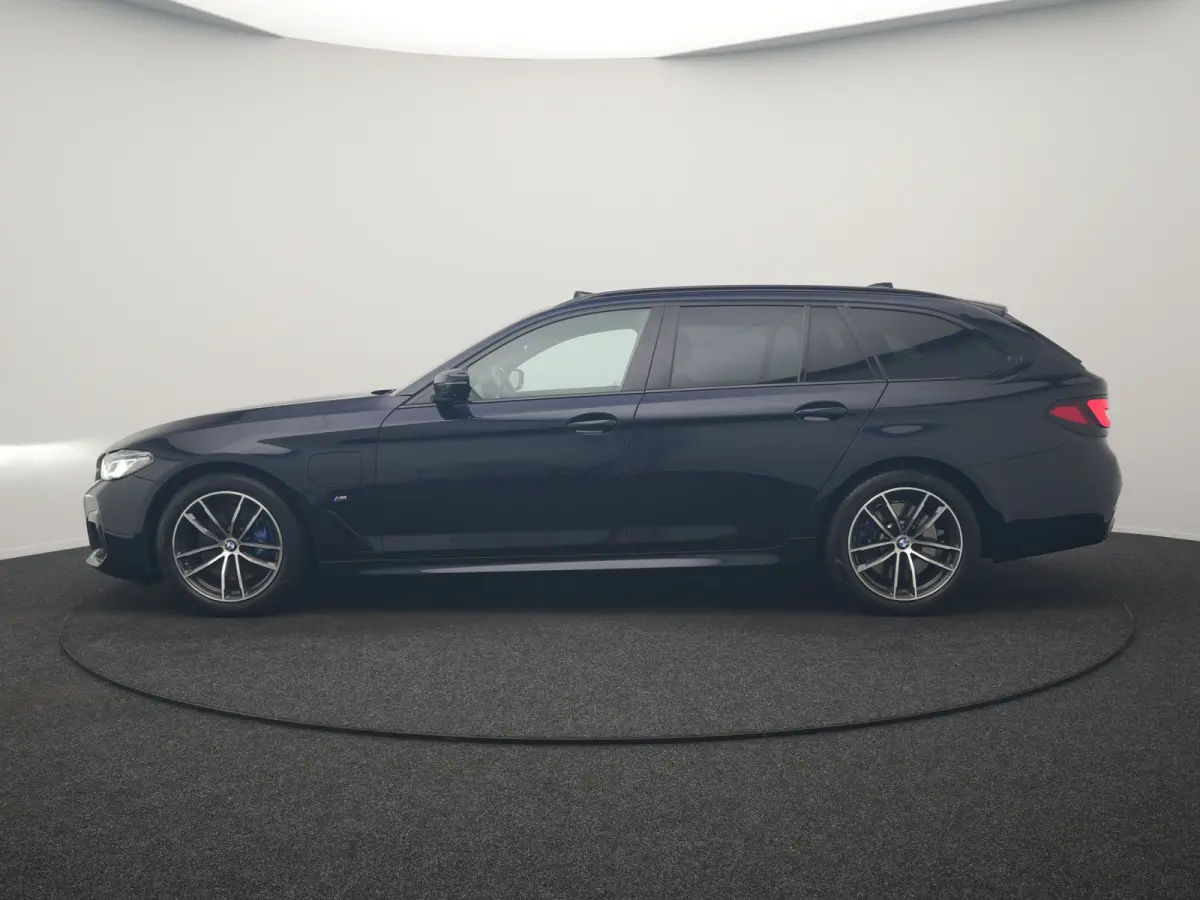 530e M Sport PHEV 293pk Dealer O.H | Trekhaak Af Fabriek | Panodak | Head Up | 360 Camera | Adaptive Cruise | Laser LED | Lederen Comfortstoelen Memory & Verwarmd | Sfeerverlichting | Pilot 
