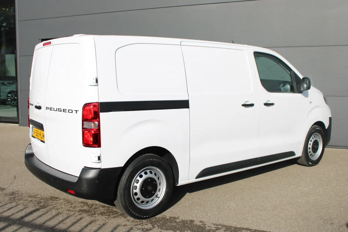 Standaard - Elektrisch | 16" stalen velgen | Elektrisch bedienbare en verwarmbare buitenspiegels | Elektrische parkeerrem
