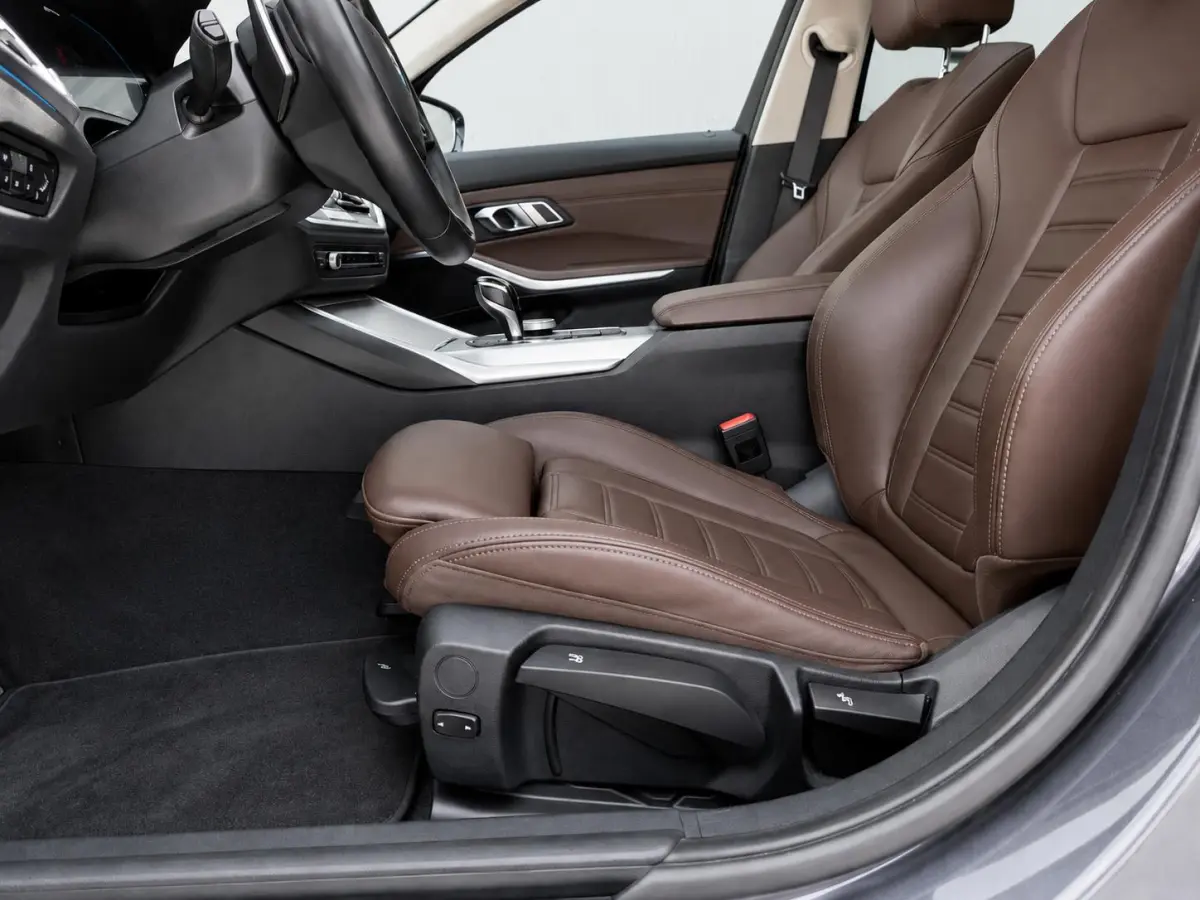 320e Business Edition Plus Panodak Adaptive Cruise 18" Leder Vernasca PDC VA Laser Light Live Cockpit Premium Audio Sportstoelen