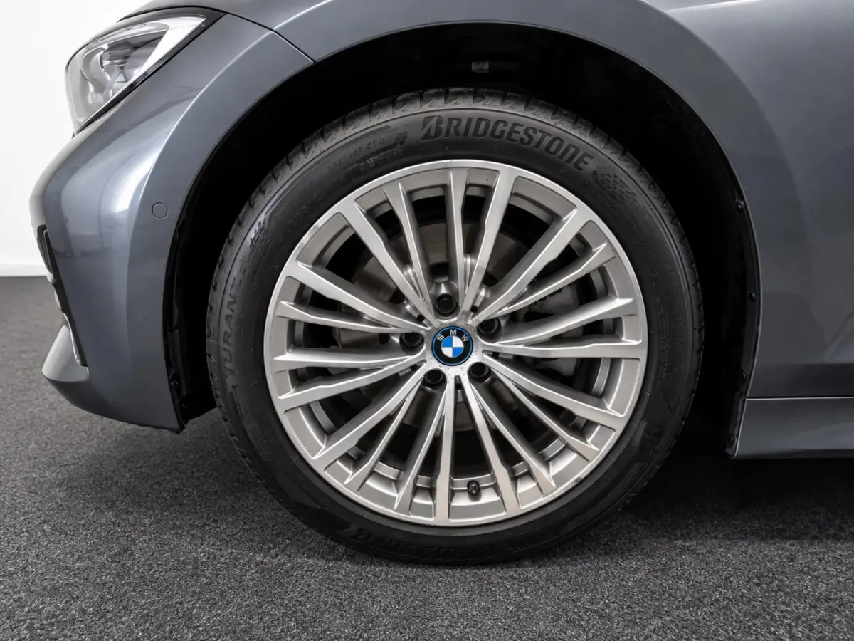 320e Business Edition Plus Panodak Adaptive Cruise 18" Leder Vernasca PDC VA Laser Light Live Cockpit Premium Audio Sportstoelen