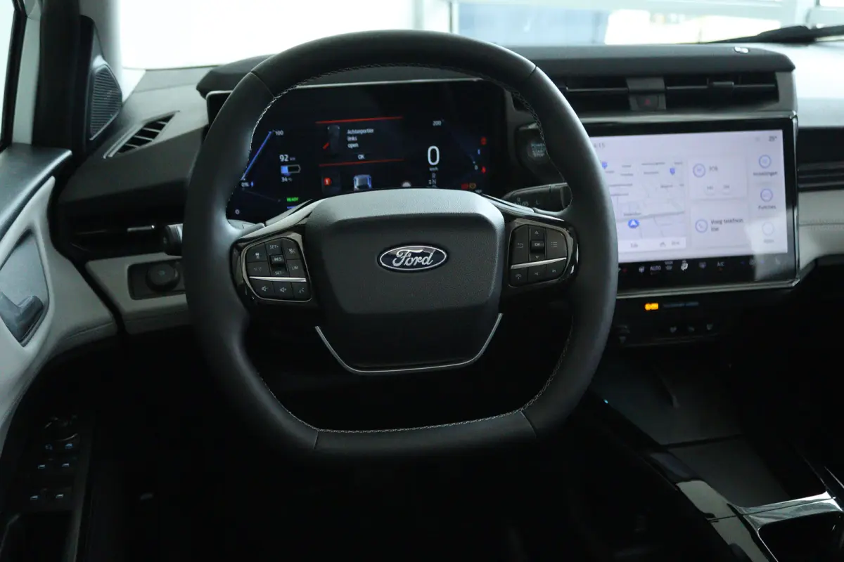 Premium 44 kWh | Adapt. Cruise | B&O | Schuifdak | 360 Camera | Stoel+Stuurverwarming | MATRIX | Keyless | Carplay | Navi | Climate |