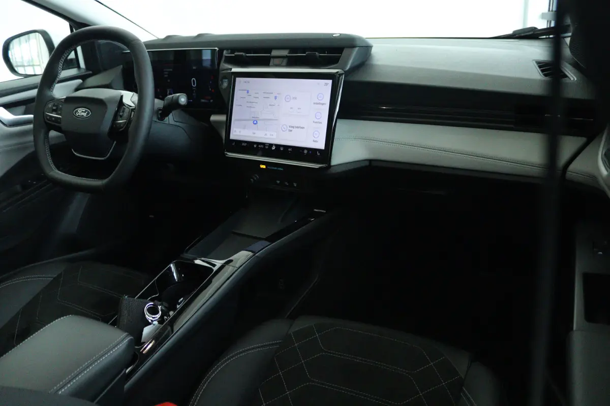 Premium 44 kWh | Adapt. Cruise | B&O | Schuifdak | 360 Camera | Stoel+Stuurverwarming | MATRIX | Keyless | Carplay | Navi | Climate |