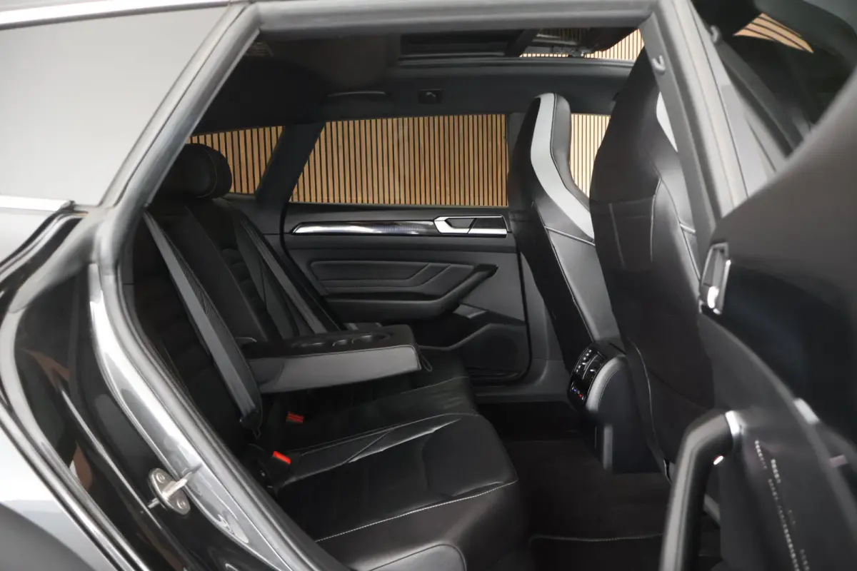 1.4 TSI 245pk eHybrid R-Line Business+ Trekhaak 360Camera Leder Panoramadak LED Keyless Stoelverwarming Virtual Cockpit Navigatie