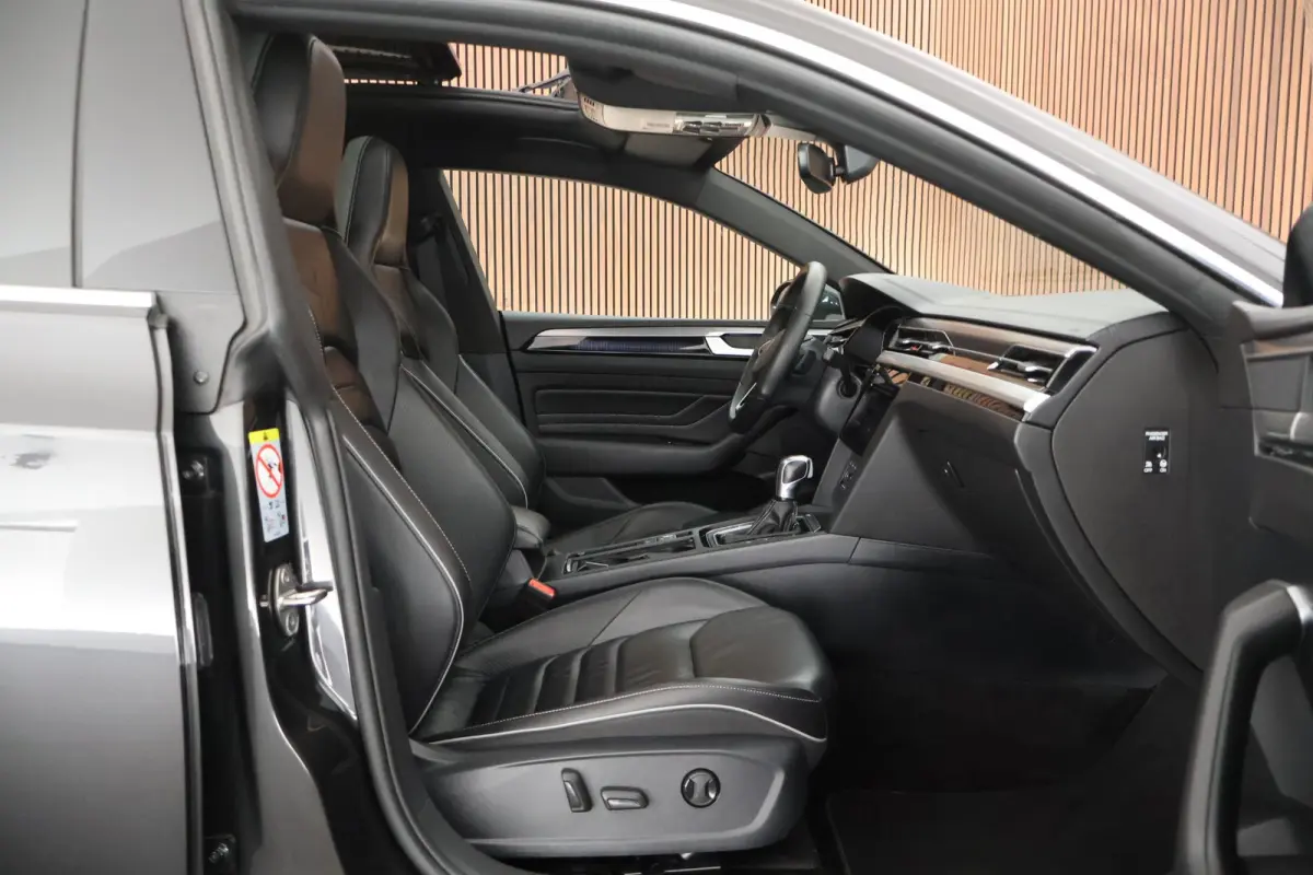 1.4 TSI 245pk eHybrid R-Line Business+ Trekhaak 360Camera Leder Panoramadak LED Keyless Stoelverwarming Virtual Cockpit Navigatie