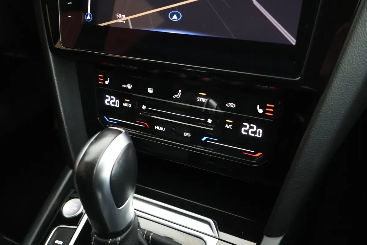1.4 TSI 245pk eHybrid R-Line Business+ Trekhaak 360Camera Leder Panoramadak LED Keyless Stoelverwarming Virtual Cockpit Navigatie