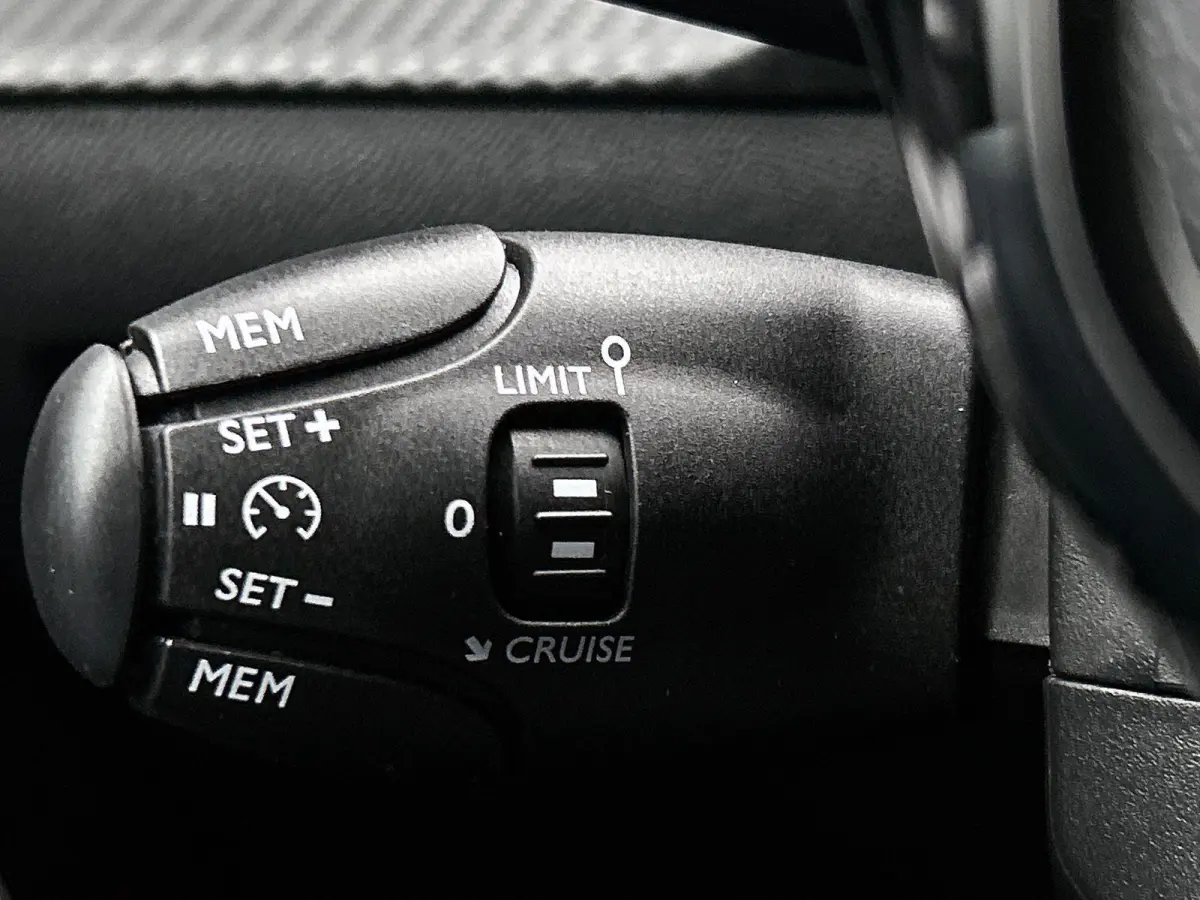Style 75pk | Navigatie | Camera | Airco | | Cruise Control | Licht Metalen Velgen 16"