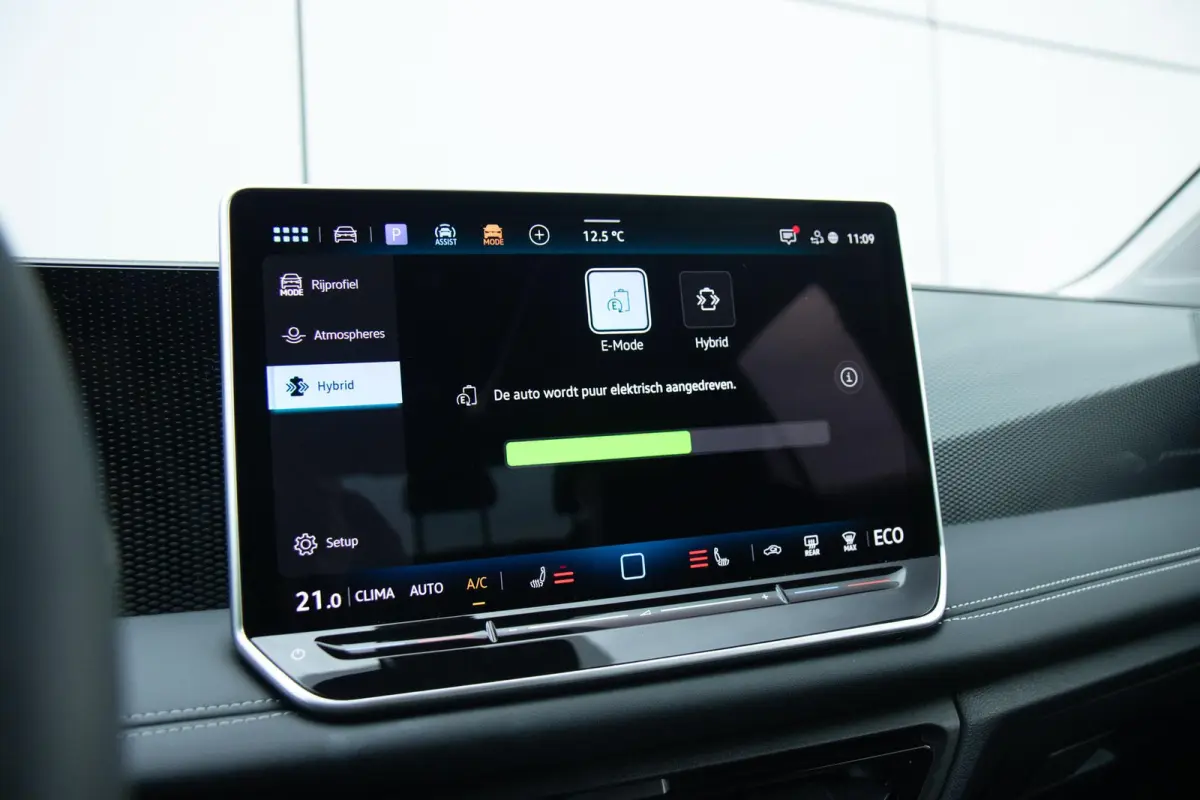 1.5 eHybrid 204pk Life | Voorstoelen Verwarmd | Apple Carplay/Android Auto | Trekhaak | Dodehoek Detectie | ACC | Rondomzicht Camera