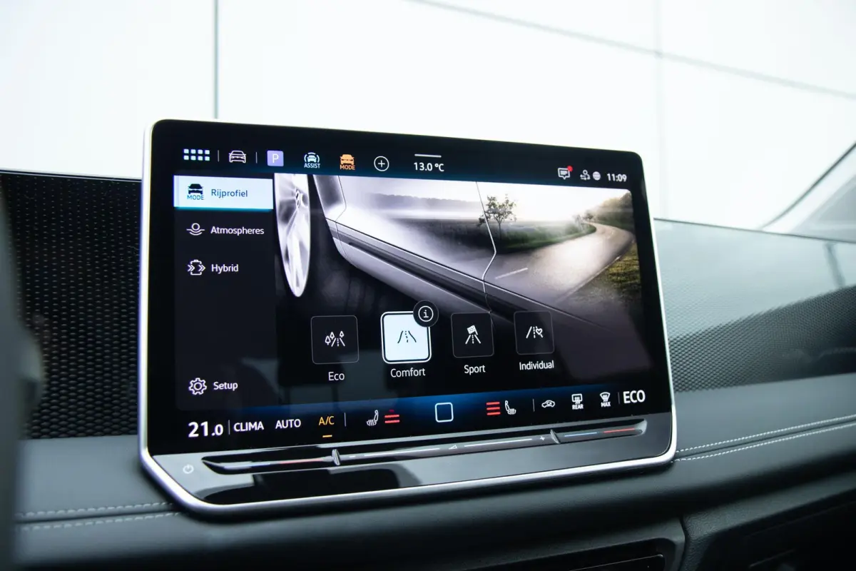 1.5 eHybrid 204pk Life | Voorstoelen Verwarmd | Apple Carplay/Android Auto | Trekhaak | Dodehoek Detectie | ACC | Rondomzicht Camera
