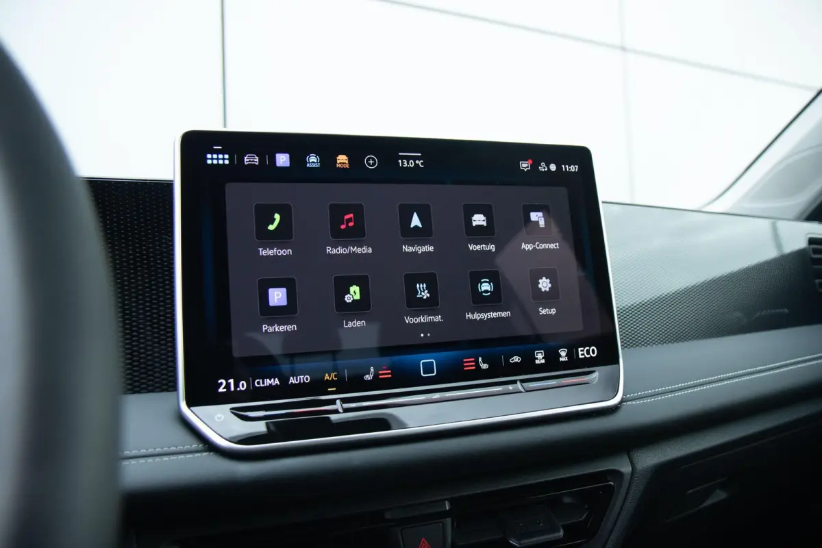 1.5 eHybrid 204pk Life | Voorstoelen Verwarmd | Apple Carplay/Android Auto | Trekhaak | Dodehoek Detectie | ACC | Rondomzicht Camera