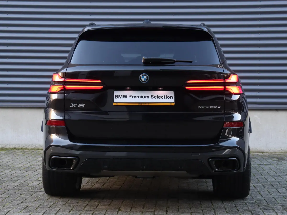 50e xDrive | M Sportpakket Pro | Panodak Skylounge | Trekhaak | Head-Up | Driving Assistant Prof. | Harman Kardon | Parking Assistant Prof. | Comfort Access | 22'' LMV