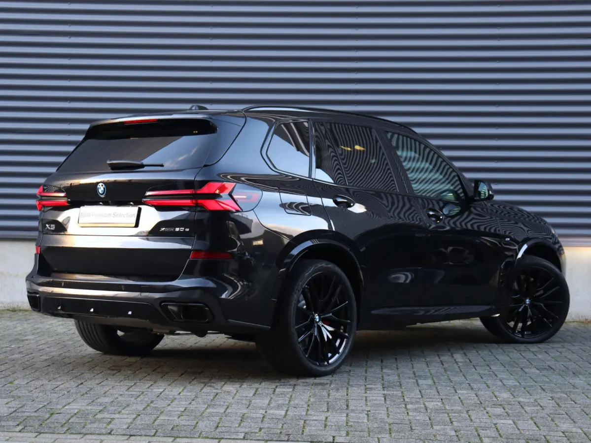 50e xDrive | M Sportpakket Pro | Panodak Skylounge | Trekhaak | Head-Up | Driving Assistant Prof. | Harman Kardon | Parking Assistant Prof. | Comfort Access | 22'' LMV