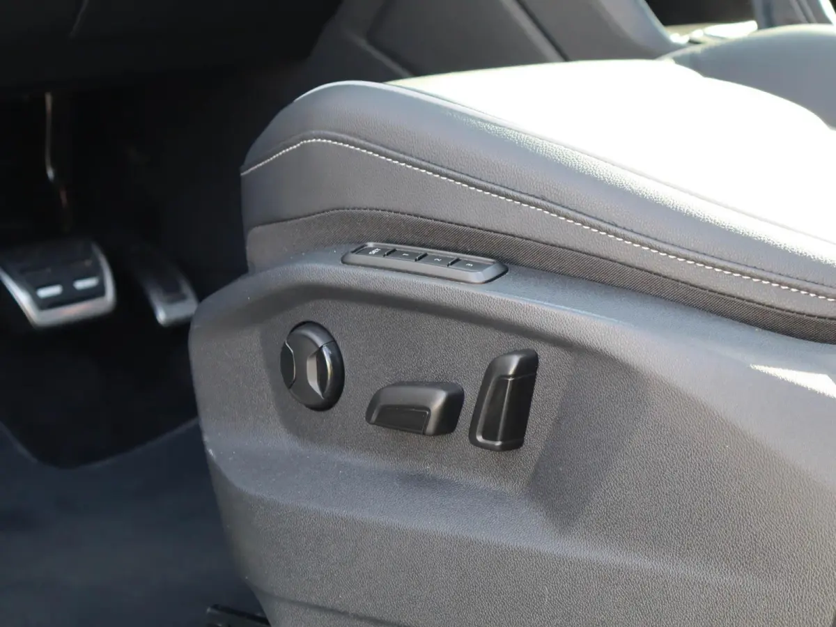 1.4 TSI eHybrid 245pk R-Line Business | SoH 98% | Panoramadak | Trekhaak | Rondomzicht Camera