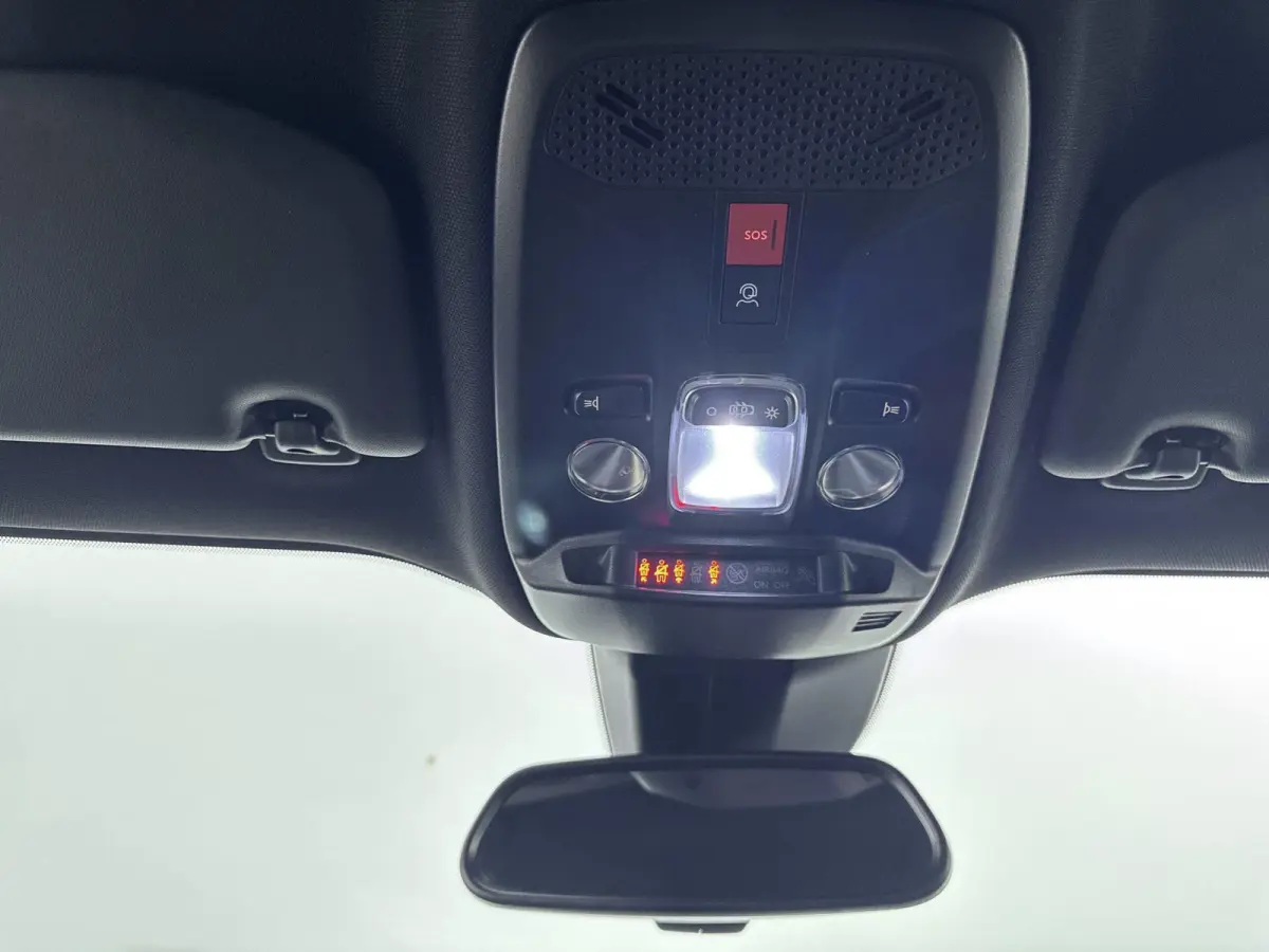 SUV 100 pk Allure | Parkeersensoren | Navigatie | Draadloos Carplay| Rijstrooksensor met Correctie