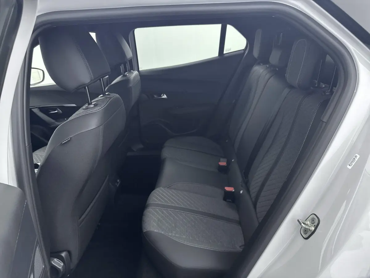 SUV 100 pk Allure | Parkeersensoren | Navigatie | Draadloos Carplay| Rijstrooksensor met Correctie