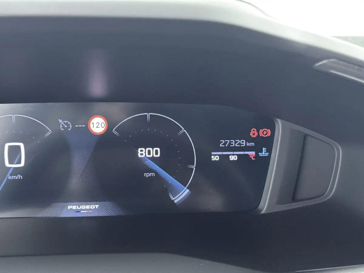 SUV 100 pk Allure | Parkeersensoren | Navigatie | Draadloos Carplay| Rijstrooksensor met Correctie